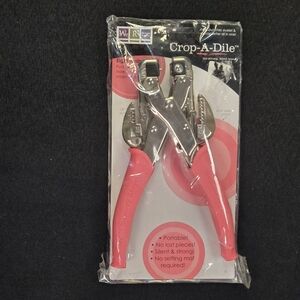 Crop-A-Dile Pink Hand Tool
